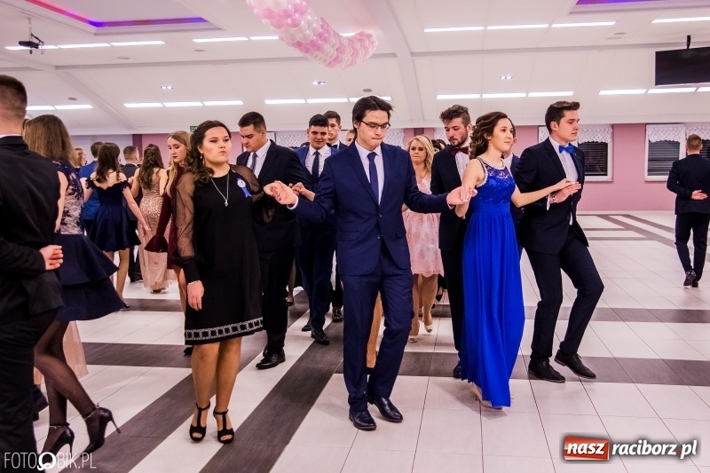 Zdjęcie w galerii na portalu naszraciborz.pl: Poloneza czas zacząć. I LO bawi się w Zakrzowie wiadomości z regionu