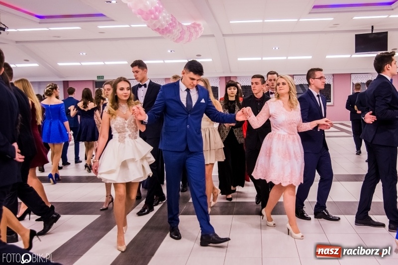 Zdjęcie w galerii na portalu naszraciborz.pl: Poloneza czas zacząć. I LO bawi się w Zakrzowie wiadomości z regionu