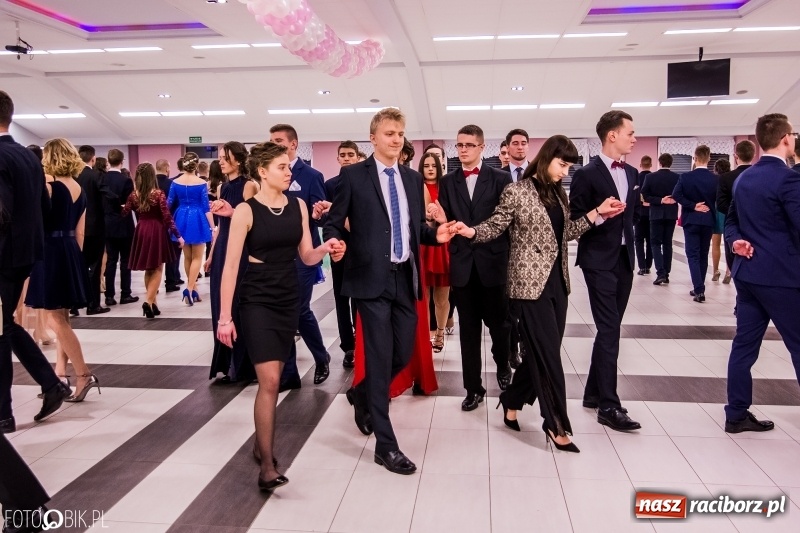 Zdjęcie w galerii na portalu naszraciborz.pl: Poloneza czas zacząć. I LO bawi się w Zakrzowie wiadomości z regionu