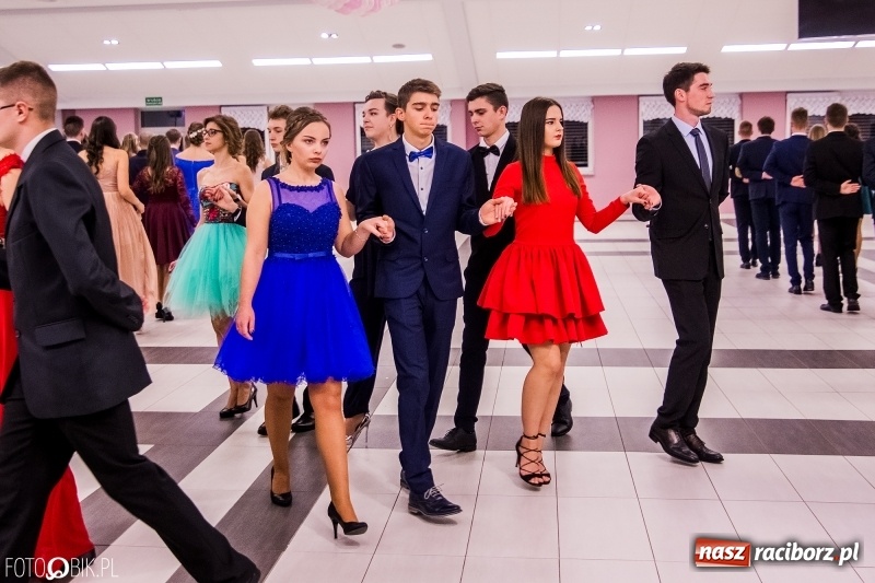 Zdjęcie w galerii na portalu naszraciborz.pl: Poloneza czas zacząć. I LO bawi się w Zakrzowie wiadomości z regionu