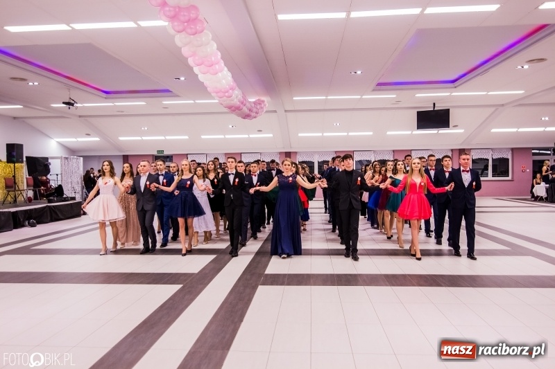 Zdjęcie w galerii na portalu naszraciborz.pl: Poloneza czas zacząć. I LO bawi się w Zakrzowie wiadomości z regionu