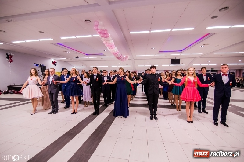 Zdjęcie w galerii na portalu naszraciborz.pl: Poloneza czas zacząć. I LO bawi się w Zakrzowie wiadomości z regionu