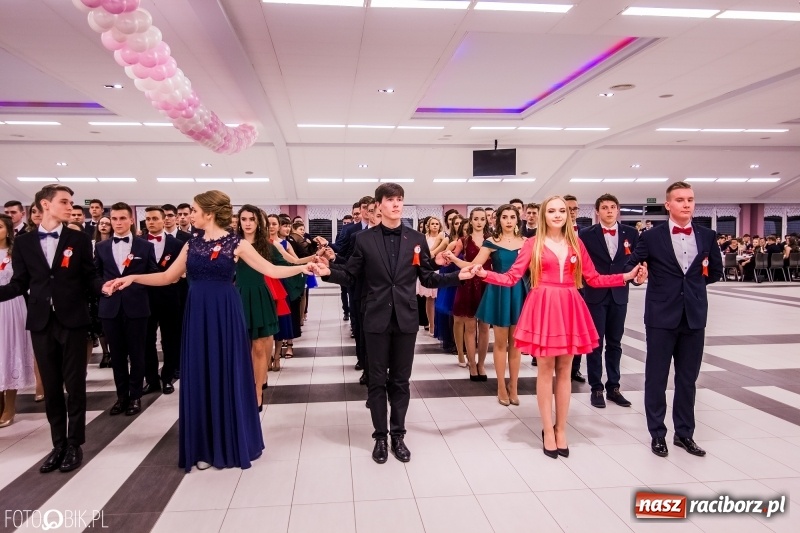 Zdjęcie w galerii na portalu naszraciborz.pl: Poloneza czas zacząć. I LO bawi się w Zakrzowie wiadomości z regionu