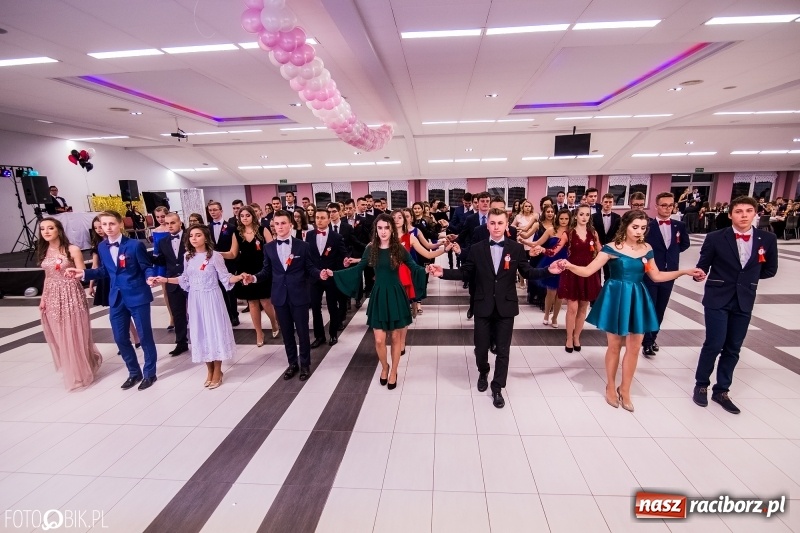 Zdjęcie w galerii na portalu naszraciborz.pl: Poloneza czas zacząć. I LO bawi się w Zakrzowie wiadomości z regionu