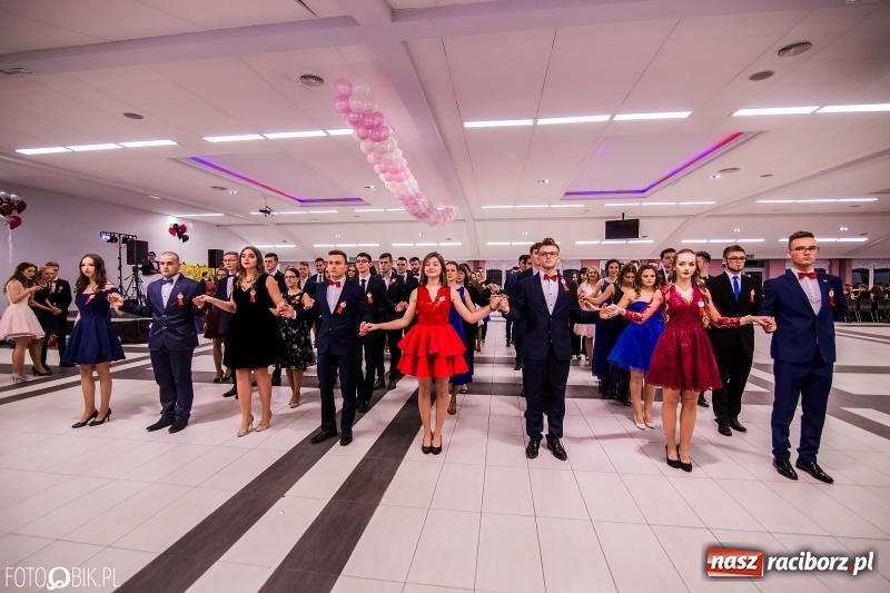 Zdjęcie w galerii na portalu naszraciborz.pl: Poloneza czas zacząć. I LO bawi się w Zakrzowie wiadomości z regionu