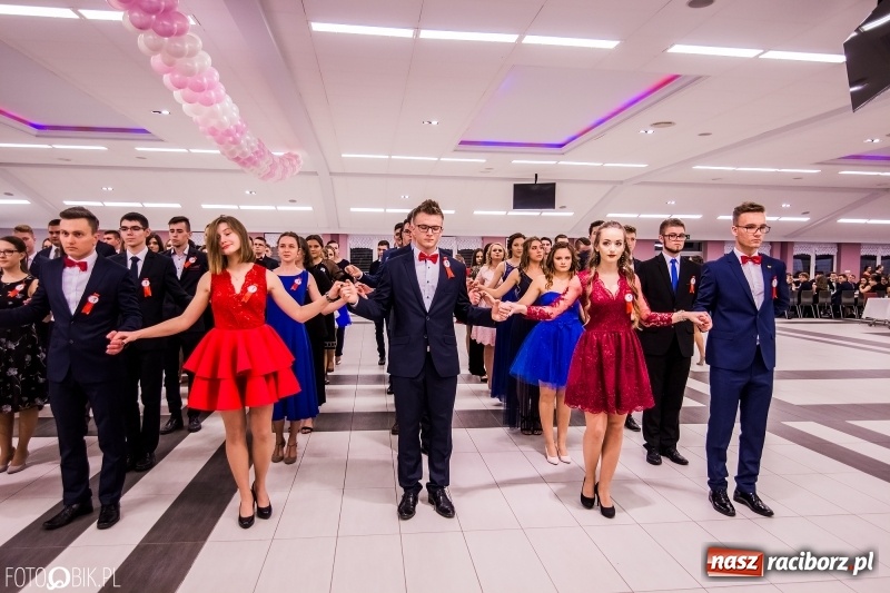 Zdjęcie w galerii na portalu naszraciborz.pl: Poloneza czas zacząć. I LO bawi się w Zakrzowie wiadomości z regionu