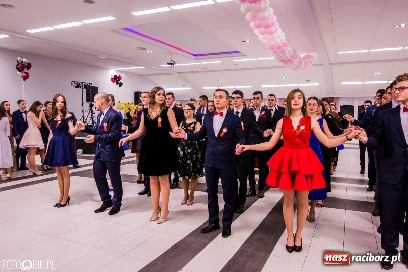 Zdjęcie w galerii na portalu naszraciborz.pl: Poloneza czas zacząć. I LO bawi się w Zakrzowie wiadomości z regionu