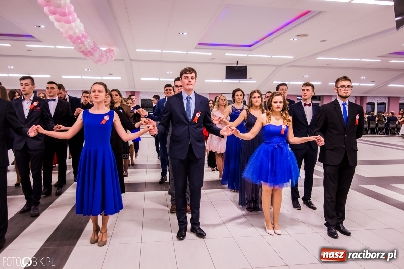 Zdjęcie w galerii na portalu naszraciborz.pl: Poloneza czas zacząć. I LO bawi się w Zakrzowie wiadomości z regionu