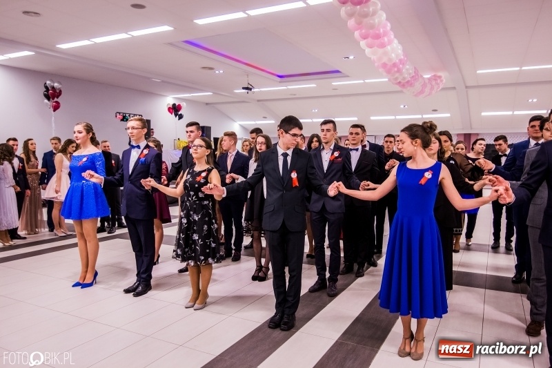 Zdjęcie w galerii na portalu naszraciborz.pl: Poloneza czas zacząć. I LO bawi się w Zakrzowie wiadomości z regionu