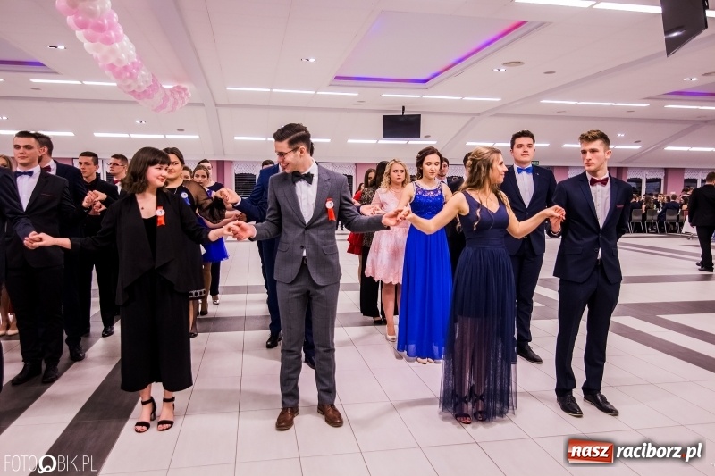 Zdjęcie w galerii na portalu naszraciborz.pl: Poloneza czas zacząć. I LO bawi się w Zakrzowie wiadomości z regionu