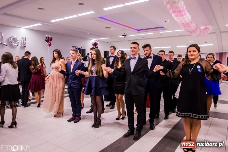 Zdjęcie w galerii na portalu naszraciborz.pl: Poloneza czas zacząć. I LO bawi się w Zakrzowie wiadomości z regionu