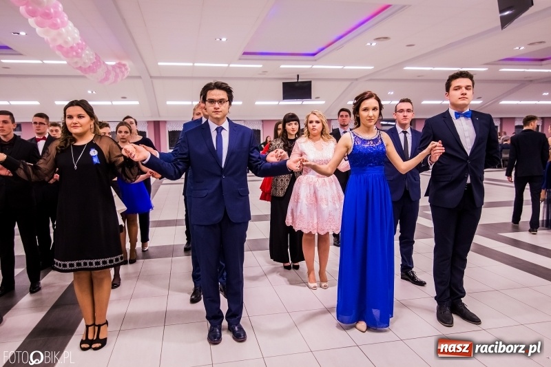 Zdjęcie w galerii na portalu naszraciborz.pl: Poloneza czas zacząć. I LO bawi się w Zakrzowie wiadomości z regionu