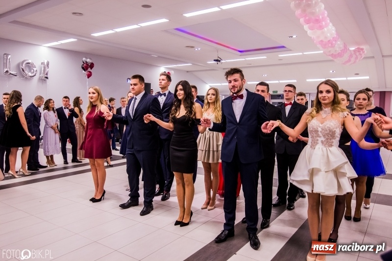 Zdjęcie w galerii na portalu naszraciborz.pl: Poloneza czas zacząć. I LO bawi się w Zakrzowie wiadomości z regionu