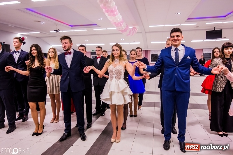 Zdjęcie w galerii na portalu naszraciborz.pl: Poloneza czas zacząć. I LO bawi się w Zakrzowie wiadomości z regionu