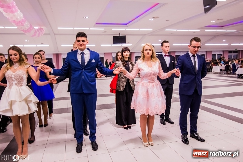 Zdjęcie w galerii na portalu naszraciborz.pl: Poloneza czas zacząć. I LO bawi się w Zakrzowie wiadomości z regionu