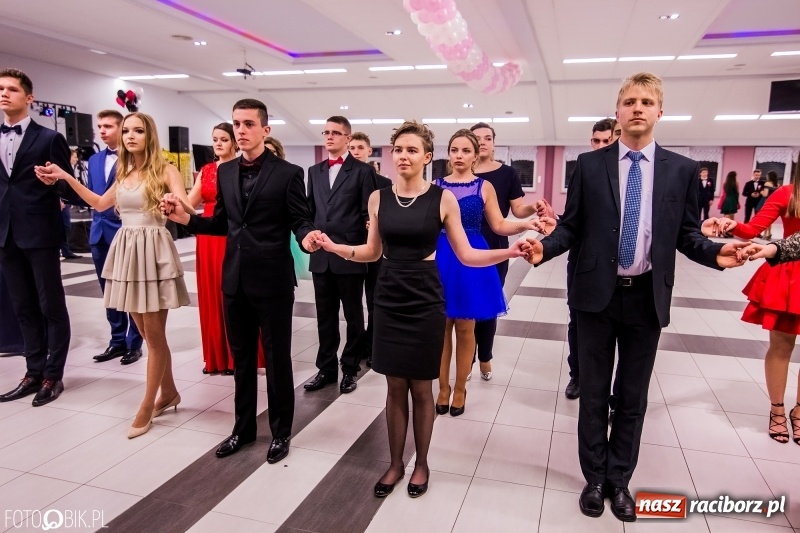 Zdjęcie w galerii na portalu naszraciborz.pl: Poloneza czas zacząć. I LO bawi się w Zakrzowie wiadomości z regionu