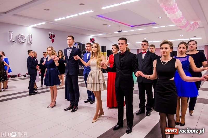 Zdjęcie w galerii na portalu naszraciborz.pl: Poloneza czas zacząć. I LO bawi się w Zakrzowie wiadomości z regionu