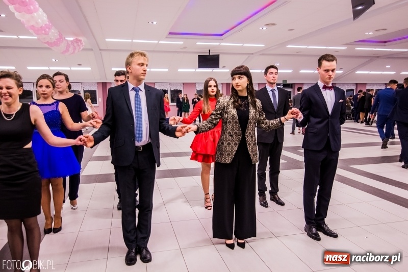 Zdjęcie w galerii na portalu naszraciborz.pl: Poloneza czas zacząć. I LO bawi się w Zakrzowie wiadomości z regionu