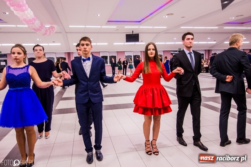 Zdjęcie w galerii na portalu naszraciborz.pl: Poloneza czas zacząć. I LO bawi się w Zakrzowie wiadomości z regionu