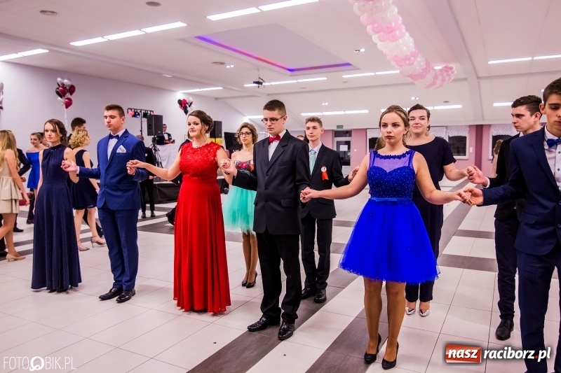 Zdjęcie w galerii na portalu naszraciborz.pl: Poloneza czas zacząć. I LO bawi się w Zakrzowie wiadomości z regionu