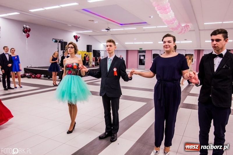 Zdjęcie w galerii na portalu naszraciborz.pl: Poloneza czas zacząć. I LO bawi się w Zakrzowie wiadomości z regionu