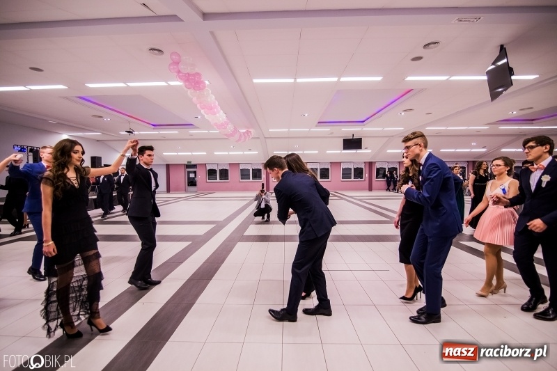 Zdjęcie w galerii na portalu naszraciborz.pl: Poloneza czas zacząć. I LO bawi się w Zakrzowie wiadomości z regionu