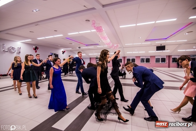 Zdjęcie w galerii na portalu naszraciborz.pl: Poloneza czas zacząć. I LO bawi się w Zakrzowie wiadomości z regionu