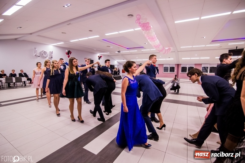 Zdjęcie w galerii na portalu naszraciborz.pl: Poloneza czas zacząć. I LO bawi się w Zakrzowie wiadomości z regionu