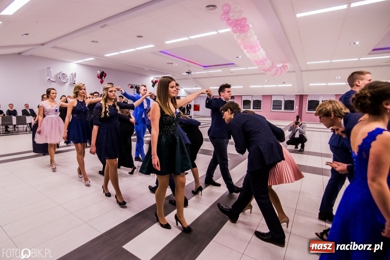 Zdjęcie w galerii na portalu naszraciborz.pl: Poloneza czas zacząć. I LO bawi się w Zakrzowie wiadomości z regionu