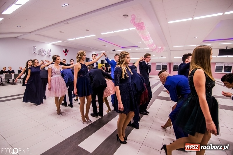 Zdjęcie w galerii na portalu naszraciborz.pl: Poloneza czas zacząć. I LO bawi się w Zakrzowie wiadomości z regionu