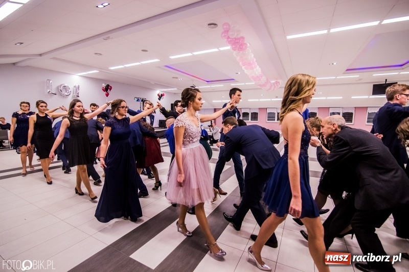 Zdjęcie w galerii na portalu naszraciborz.pl: Poloneza czas zacząć. I LO bawi się w Zakrzowie wiadomości z regionu