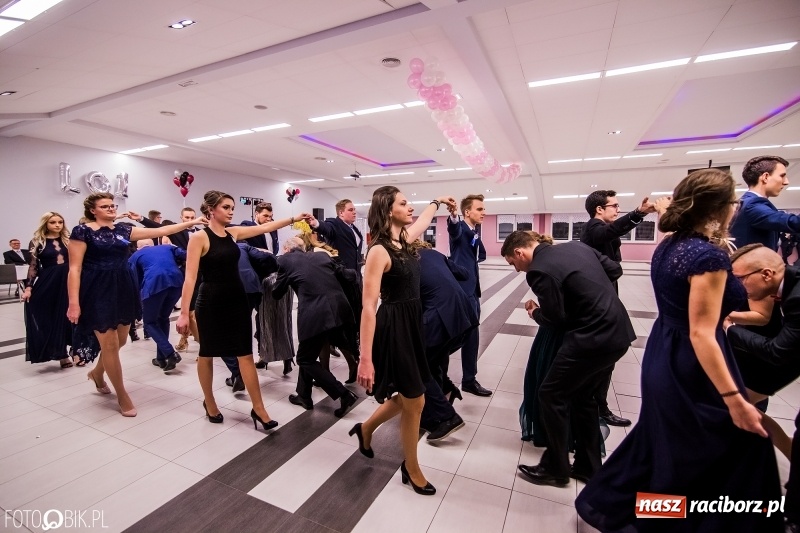 Zdjęcie w galerii na portalu naszraciborz.pl: Poloneza czas zacząć. I LO bawi się w Zakrzowie wiadomości z regionu