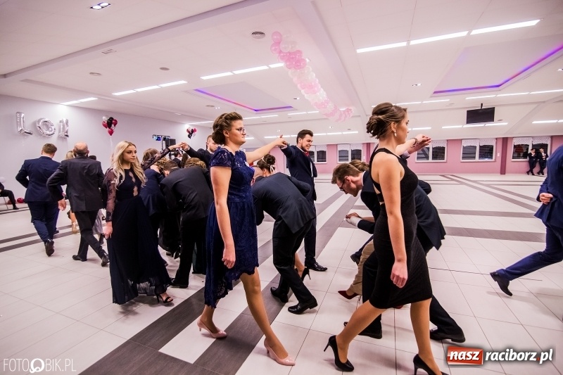 Zdjęcie w galerii na portalu naszraciborz.pl: Poloneza czas zacząć. I LO bawi się w Zakrzowie wiadomości z regionu