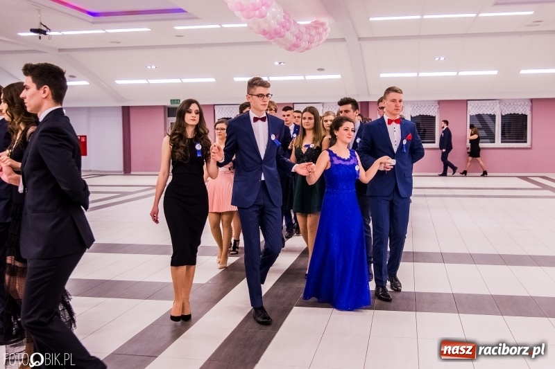 Zdjęcie w galerii na portalu naszraciborz.pl: Poloneza czas zacząć. I LO bawi się w Zakrzowie wiadomości z regionu