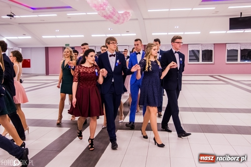 Zdjęcie w galerii na portalu naszraciborz.pl: Poloneza czas zacząć. I LO bawi się w Zakrzowie wiadomości z regionu