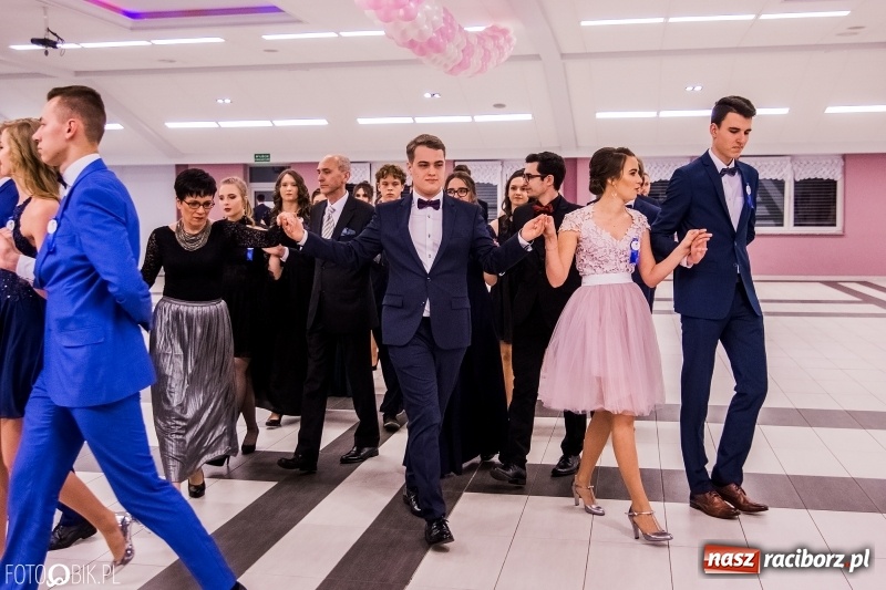 Zdjęcie w galerii na portalu naszraciborz.pl: Poloneza czas zacząć. I LO bawi się w Zakrzowie wiadomości z regionu