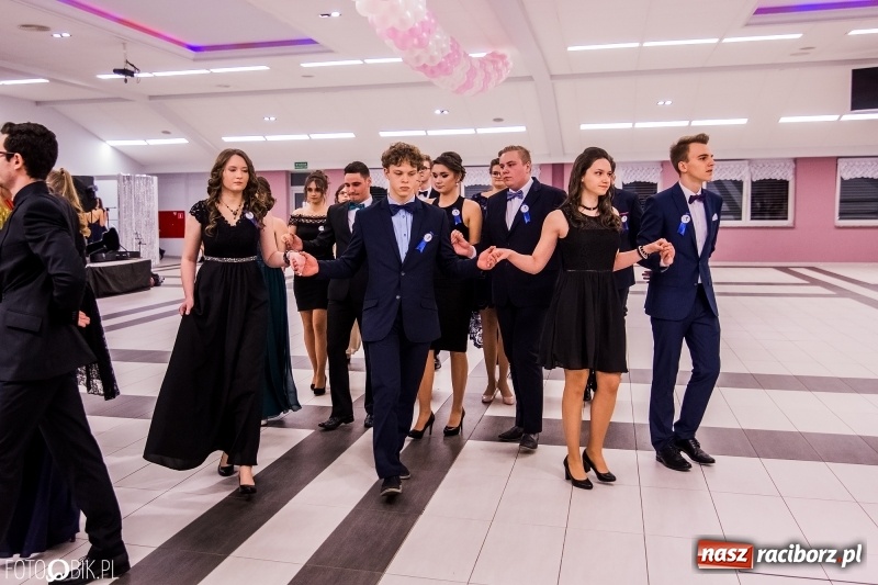 Zdjęcie w galerii na portalu naszraciborz.pl: Poloneza czas zacząć. I LO bawi się w Zakrzowie wiadomości z regionu