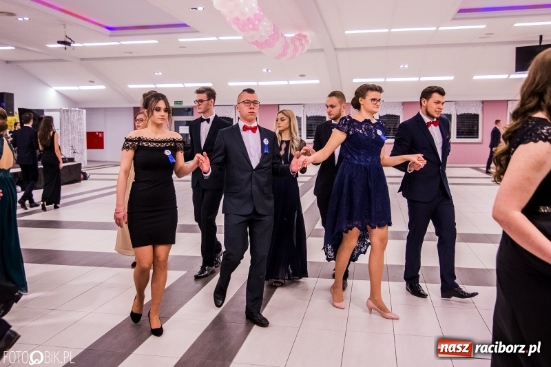 Zdjęcie w galerii na portalu naszraciborz.pl: Poloneza czas zacząć. I LO bawi się w Zakrzowie wiadomości z regionu