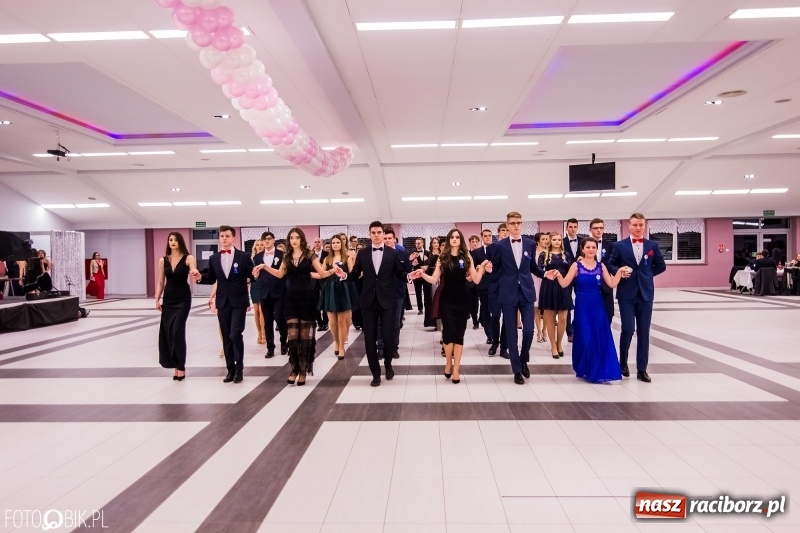 Zdjęcie w galerii na portalu naszraciborz.pl: Poloneza czas zacząć. I LO bawi się w Zakrzowie wiadomości z regionu