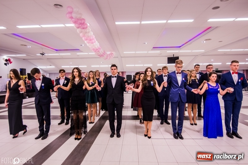 Zdjęcie w galerii na portalu naszraciborz.pl: Poloneza czas zacząć. I LO bawi się w Zakrzowie wiadomości z regionu