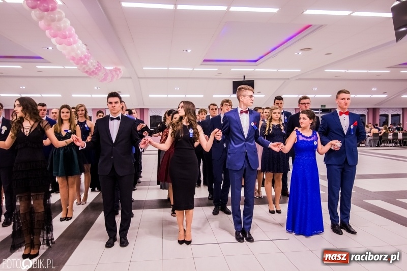 Zdjęcie w galerii na portalu naszraciborz.pl: Poloneza czas zacząć. I LO bawi się w Zakrzowie wiadomości z regionu