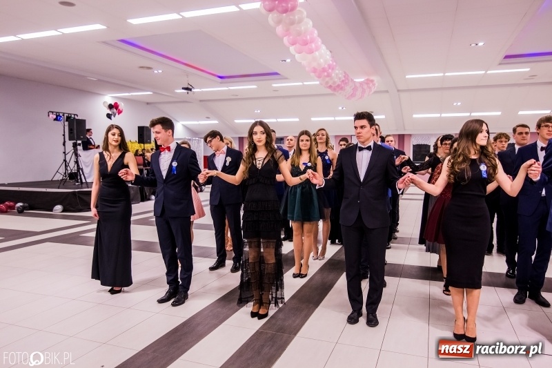 Zdjęcie w galerii na portalu naszraciborz.pl: Poloneza czas zacząć. I LO bawi się w Zakrzowie wiadomości z regionu