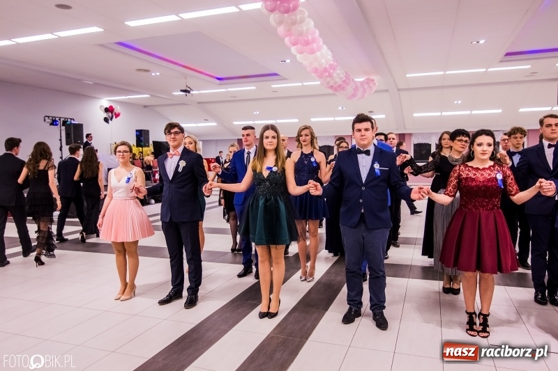 Zdjęcie w galerii na portalu naszraciborz.pl: Poloneza czas zacząć. I LO bawi się w Zakrzowie wiadomości z regionu