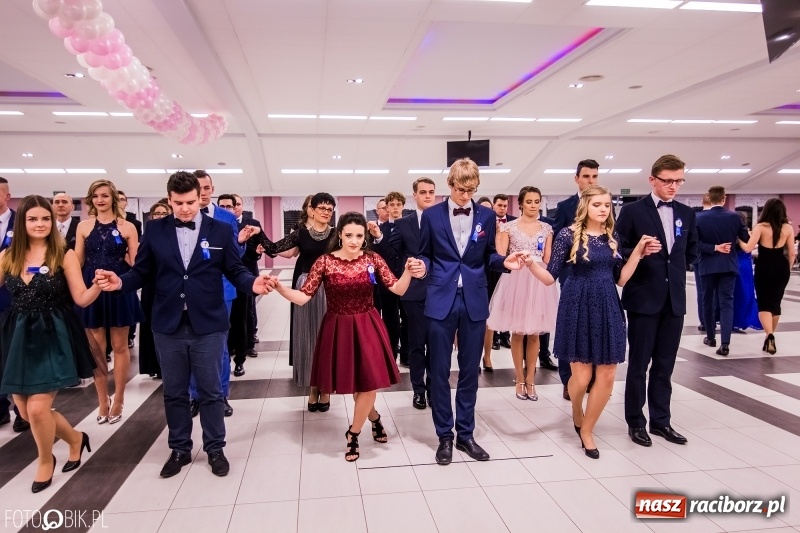 Zdjęcie w galerii na portalu naszraciborz.pl: Poloneza czas zacząć. I LO bawi się w Zakrzowie wiadomości z regionu