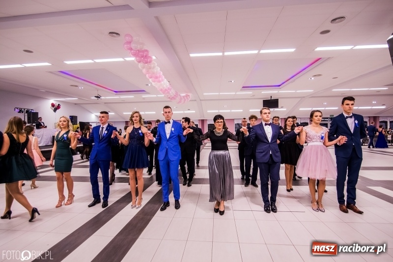 Zdjęcie w galerii na portalu naszraciborz.pl: Poloneza czas zacząć. I LO bawi się w Zakrzowie wiadomości z regionu