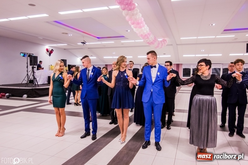 Zdjęcie w galerii na portalu naszraciborz.pl: Poloneza czas zacząć. I LO bawi się w Zakrzowie wiadomości z regionu