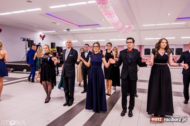 Zdjęcie w galerii na portalu naszraciborz.pl: Poloneza czas zacząć. I LO bawi się w Zakrzowie wiadomości z regionu