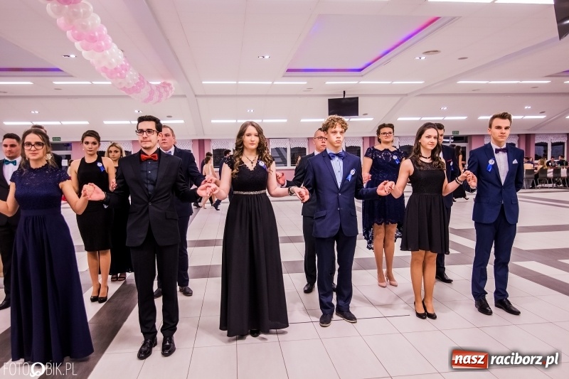 Zdjęcie w galerii na portalu naszraciborz.pl: Poloneza czas zacząć. I LO bawi się w Zakrzowie wiadomości z regionu