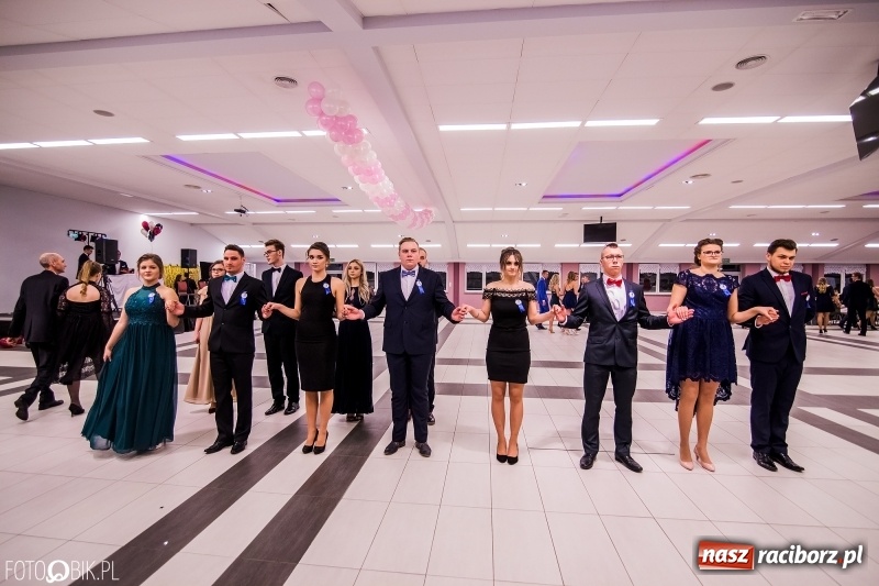 Zdjęcie w galerii na portalu naszraciborz.pl: Poloneza czas zacząć. I LO bawi się w Zakrzowie wiadomości z regionu