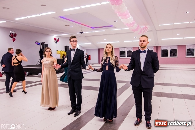 Zdjęcie w galerii na portalu naszraciborz.pl: Poloneza czas zacząć. I LO bawi się w Zakrzowie wiadomości z regionu